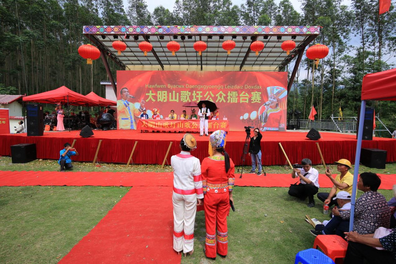 (往届歌圩山歌公众擂台赛现场)