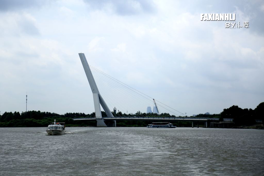 图为太阳岛景观性建筑之一的太阳岛斜拉桥.