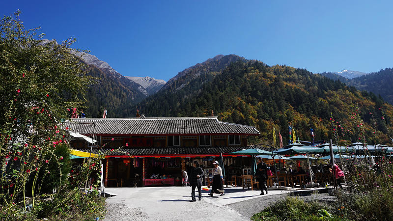 则查洼寨也是到九寨沟长海,五彩池旅游