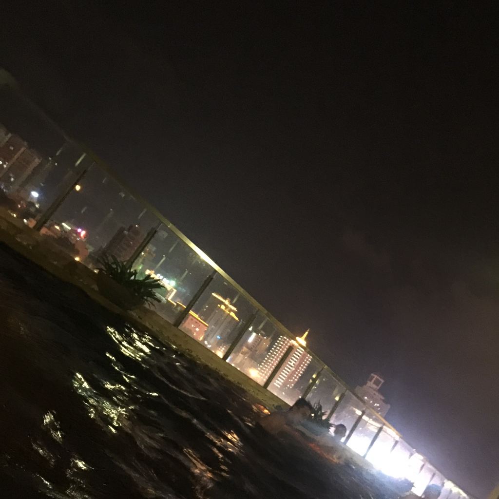 天台泳池,水质很好,我们是晚上吃完饭回来游泳的,可以看到夜景