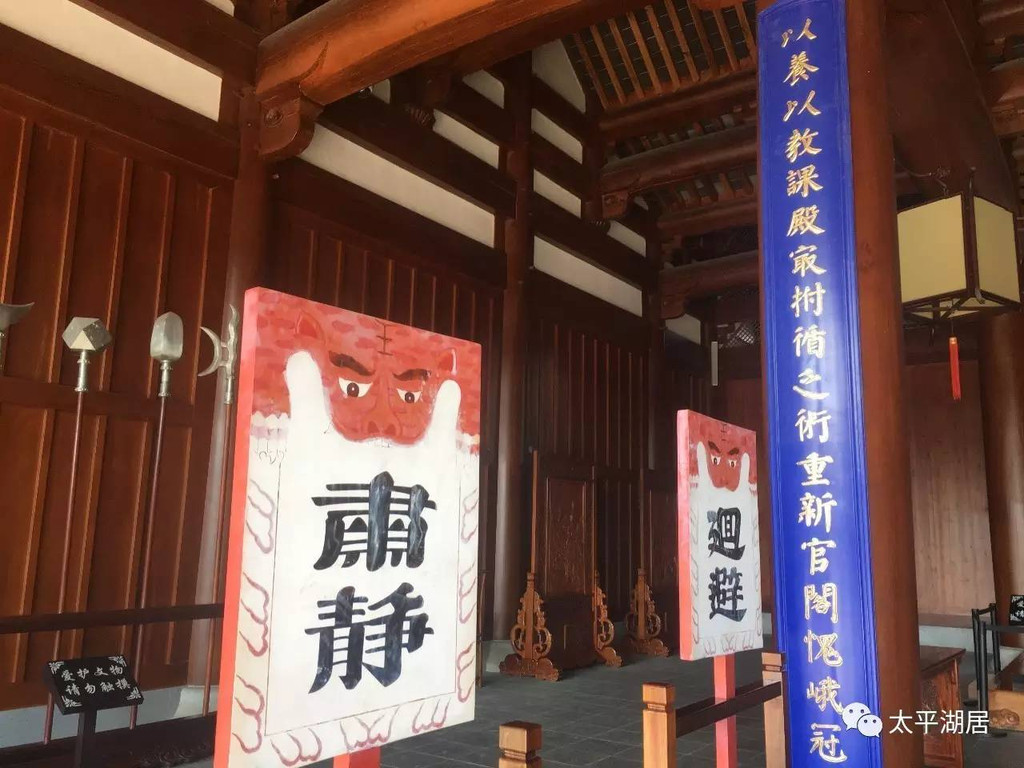 这鸣冤的鼓,两边高高耸立的"肃静"和"回避",包括案上的各色竹签.