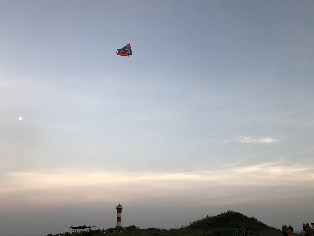 是不是差距很大,没办法,居民家里,150元一个晚上,床铺一点矮,三间套房共用一个卫生间,建议自己带凉席,被子和枕套,当然和别人共用一个卫生间真的不舒服,不过想想露营的同学没有卫生间,好像也可以忍,哈哈,最好是能订到一间一个卫生间的。祝你们好运。 定好房间,就准备出行。原计划3点半出门的,各种事情耽误下,16点才出门,结果理工男不熟悉路,到厦门漳州港上高速,路在修,绕了一大圈,期间还遇到公安检查,还好我们没被抽到,不然真是18点都到不了,建议从龙海榜山上高速,一个半小时能到。 镇海角的路不好走,还在修路,