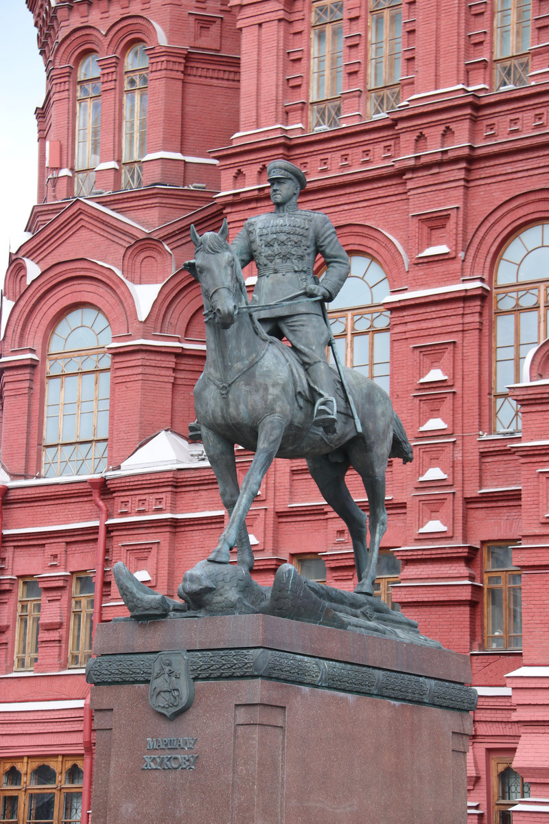 红场: 参观莫斯科新圣女公墓,这是王明的墓地及雕像(王明一家是这座