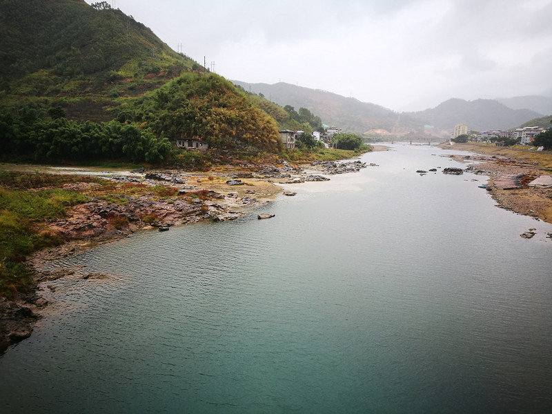 大樟溪,对岸是嵩口古镇