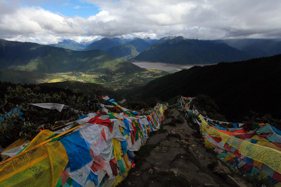 苯教千年道场-苯日神山转山道