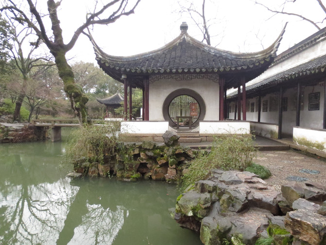 池水,花草,林木构成了苏州园林的骨架,亭,台,楼,阁,轩,榭,廊等建筑