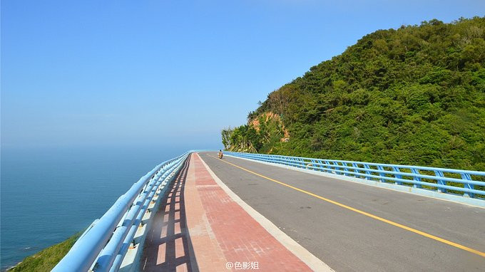 苏峰山环岛路,一条好高颜值的马路,一边是山,一边是海,山是巍巍青山