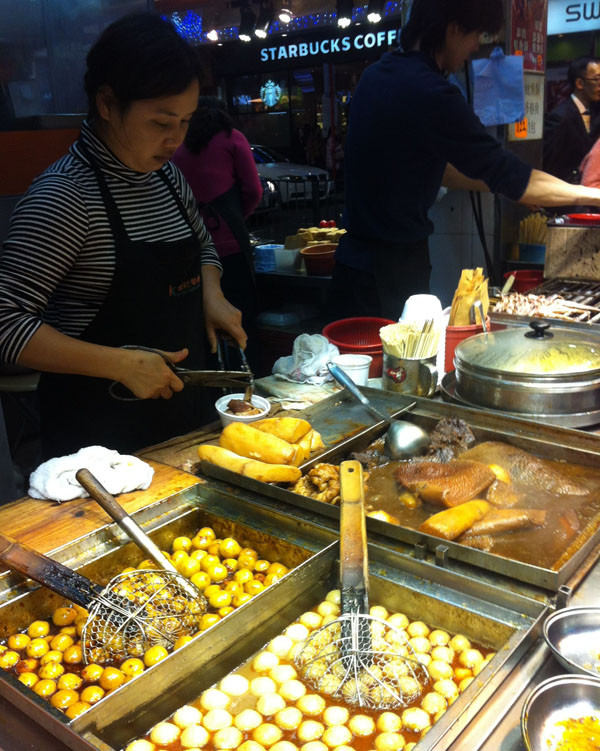 q弹爽滑,味道鲜美的咖喱鱼蛋从来都香港街头美食的代名词,无论是旺角