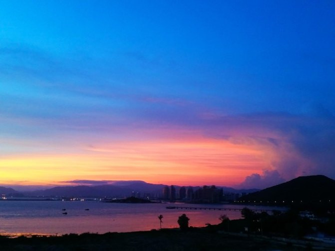 夜色的下情人湾,安静的躺在海边,看着远方五颜六色的风景,我感觉我