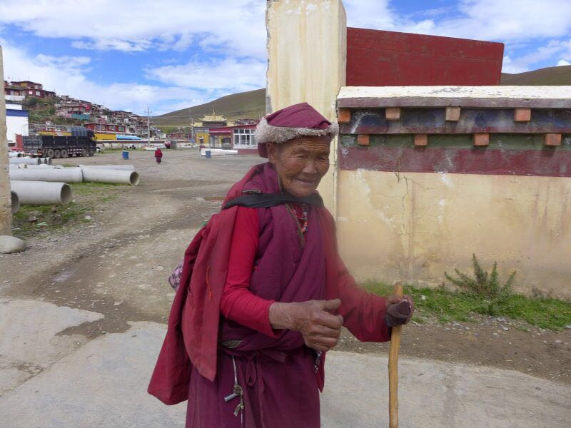 转经时,听两个东北喇嘛说,亚青寺的活佛阿松大波切也在山里苦修,今天
