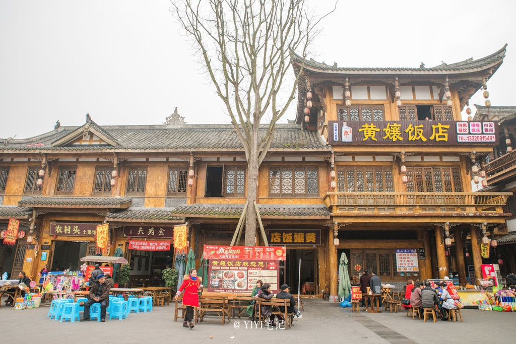 天街在乐山大佛景区附近,都是仿古建筑,不过还有很多美食,这里的美食