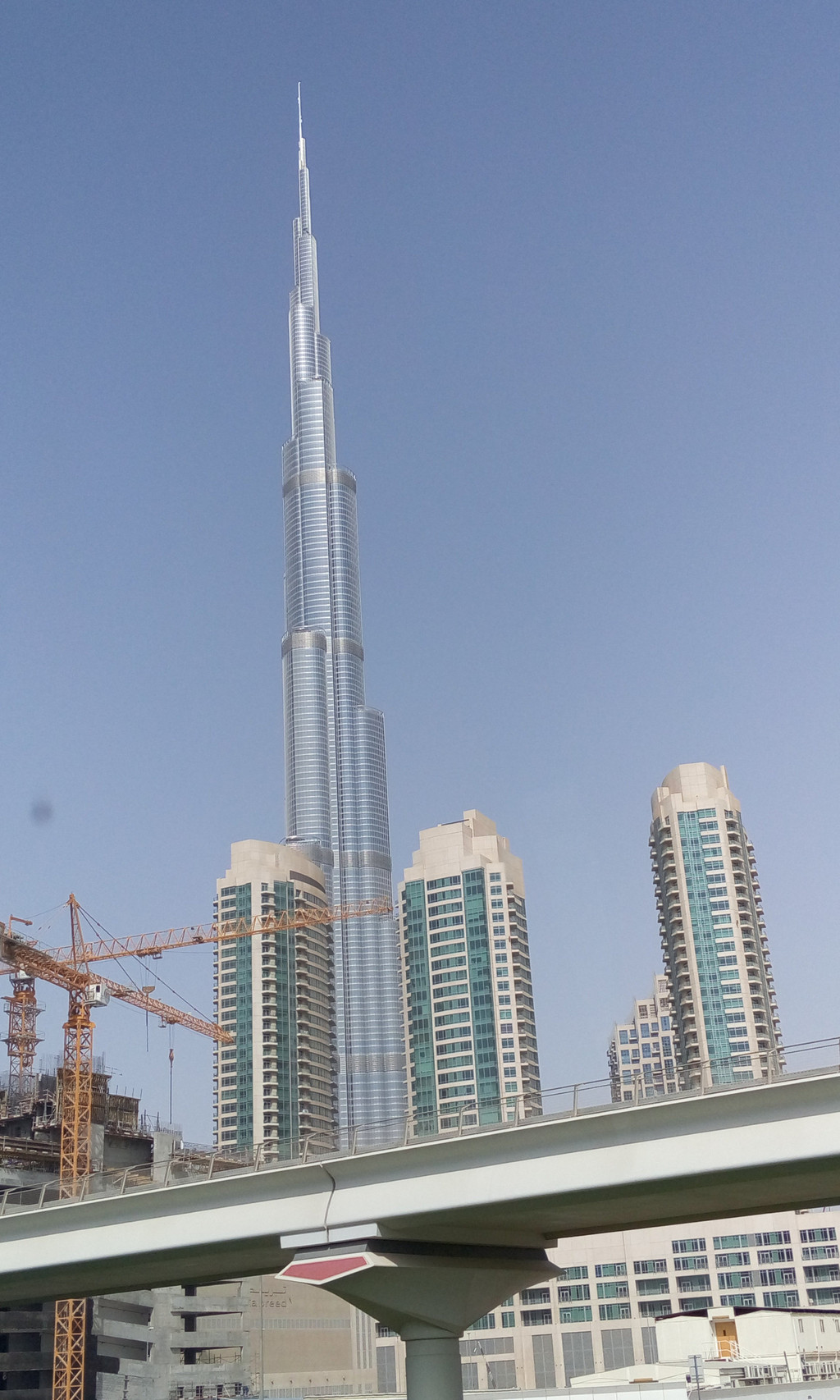 迪拜世界上第一高建筑大楼--哈利法塔,外观达868米穿越云霄.