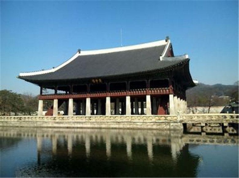 景福宫的正殿勤政殿是韩国古代最大的木建筑物,最雄伟壮丽,是举行正式