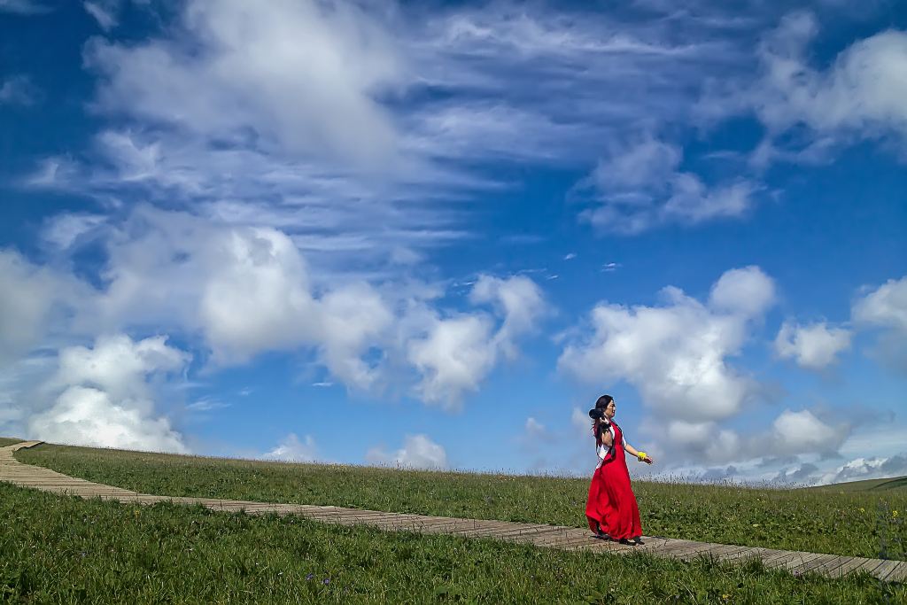 草原美女风景图片