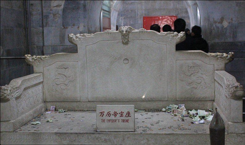 的一开墓的时候就坏了中间是万历皇帝的,两边是孝端后和孝庄后的棺木