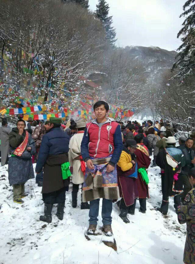 大年十五转神山 女的在寺庙磕头拜佛 大年十四和十五 藏语 叫(洛 萨