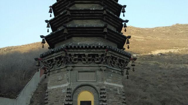多宝佛塔 门票,唐山多宝佛塔_新零网 多宝佛塔,在峪中古寺前,金代建。寺殿的后檐下有一口井,因严寒不冻,干旱不涸而得名天井。今寺庙荡然无存,唯井与浮屠尚存。多宝佛塔是1976年大地震幸存下来的较完整的密檐式古建筑。塔高3丈5尺,青砖砌成,八角形状,共7层,塔身各层的每个角上各悬挂一个铜铃(现已丢失)。塔的结构第一层较高,以上6层之间距离较小。塔的四面各有一个2尺高的小碹洞,内雕佛像。塔南面的碹洞上镶有一块白色石板,上刻多宝佛塔四字。在东、西、北三面的碹洞上方雕刻有花纹。碹洞两侧刻有对联。东侧为何群震振,持国握乾坤。北侧为寻声周沙界,慈