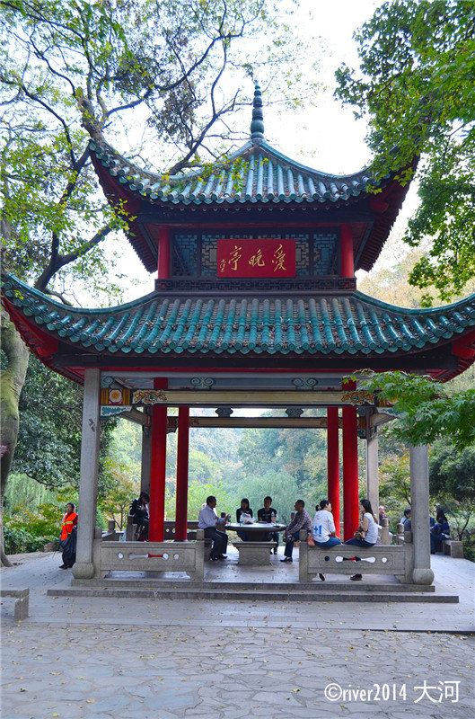 爱晚亭位于岳麓山南麓的山脚下,其名来自于"停车坐爱枫林晚,霜叶红于