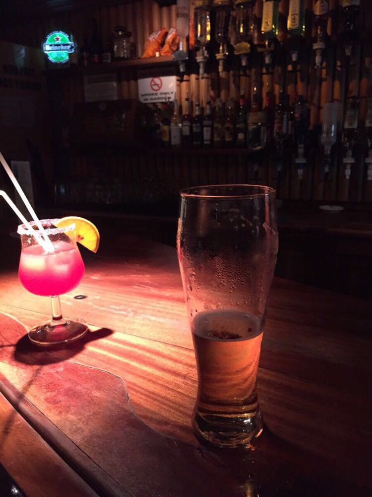                        夜晚酒吧