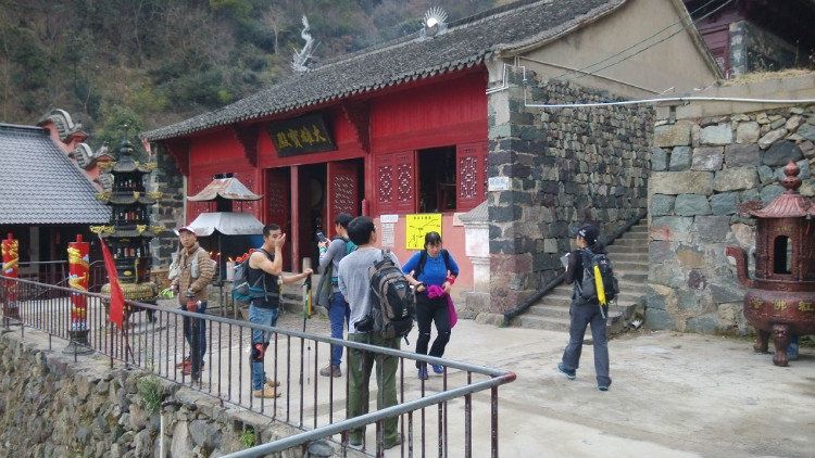 慈溪和宁波的驴友队伍登山;其他大多是香客到红佛寺进香后就下山了