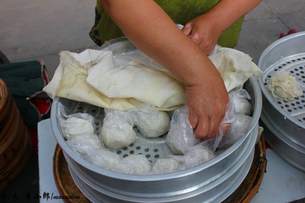 先来个拳头桃,它是连城的传统小点,他不是桃,只是象个拳头,圆圆白白的