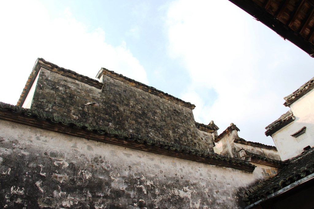 从外部看看徽派建筑的高墙深院:灰瓦,白璧,马头墙