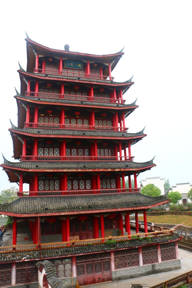 这个应该是古镇中最高建筑了"翡翠楼,反正不记得了,收费的,里面听说