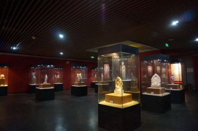 我去过的博物馆不算太少,但邺城博物馆造像展厅绝无仅有,美得令人