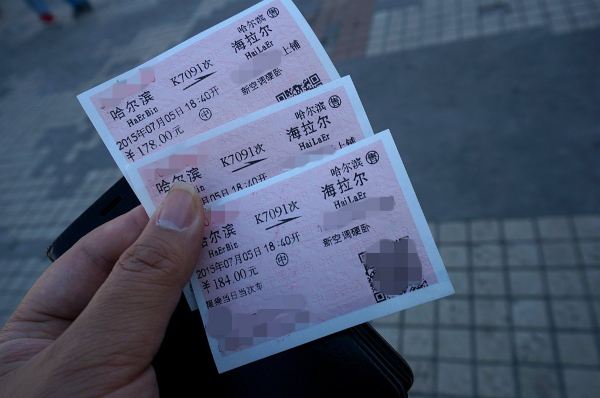住宿早餐基本都是15/人,午餐晚餐都是自己掌握,内蒙饭店的价格不算贵,人均20-60不等,看自己喜欢了,我在文中贴出了部分菜肴的价格和菜单明细,供参考。 景点门票参考: 金帐汗部落:30元/人 根河湿地:50元/人 哈乌尔河景区:35元/人 额尔古纳河船票:70/人 莫尔道嘎国家森林公园:160/人 满洲里中俄国门:80元/人 呼和诺尔湖:20元/人 阿尔山森林公园:180元/人,区间车105元/人(48小时内有效,省以上摄影家协会会员免票) 柴河月亮天池100元/人 关于交通: 1、飞机直飞 北京至海拉