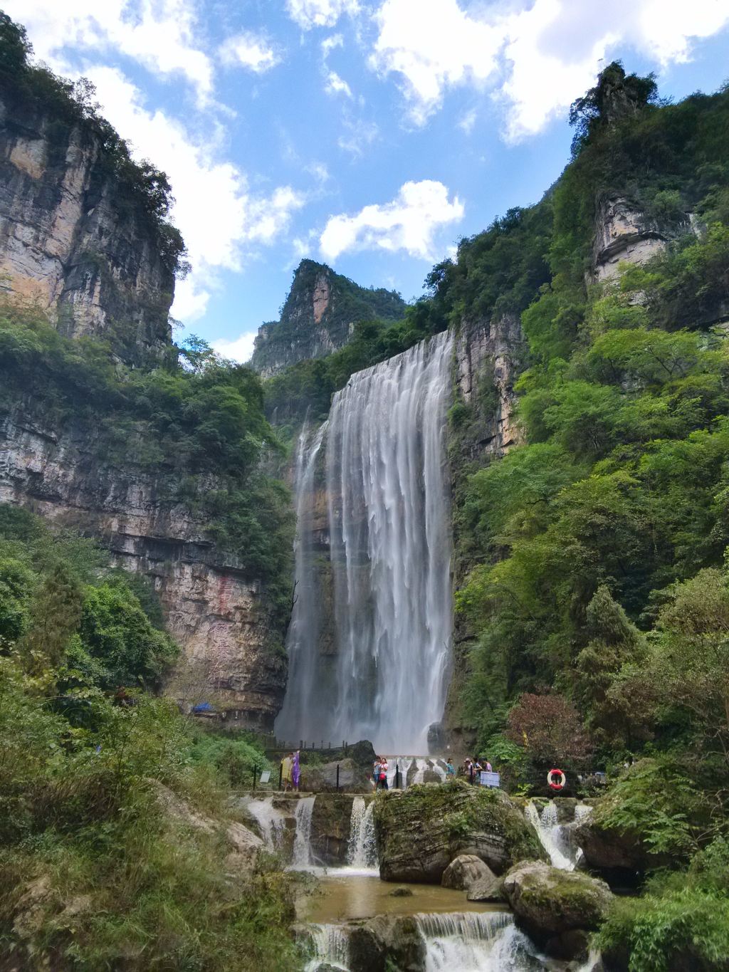 宜昌三峡大瀑布享清凉!