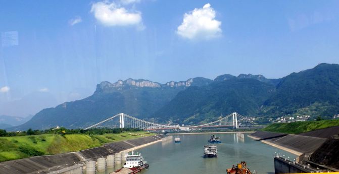 韦金勇:三峡旅游红似火.长江景色美如画.三峡人