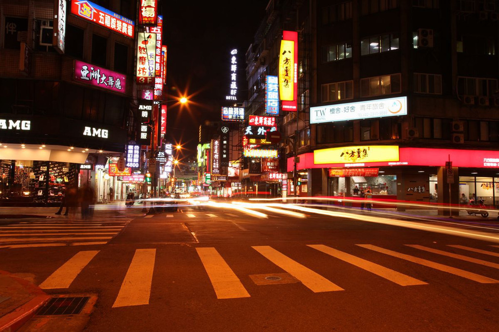 路过西门町夜市,拍了几张西门町夜市和街景照片,拍片时发觉台湾市内