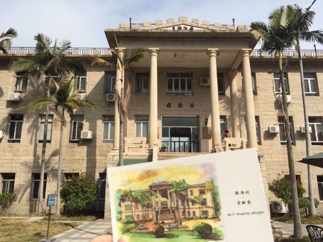 鼓浪屿的游玩基本上是玩景点+赏建筑。 1.景点有联票100,学生50。日光岩(60)、菽庄花园(30),皓月园(15),百鸟园,风琴博物馆(20),国际刻字博物馆(10) 个人观感:如果您没有游玩强迫症,建议您就别买联票了,可以看看日光岩和菽庄花园,虽然这两个门票加起来也90了,但其他景点真的没意思。如果玩一天,更不建议全玩了,有那时间不如去看看建筑。本人有强迫症,非得自己亲自去看看,而且有学生证。 日光岩:主要就是爬爬高,看全岛风貌。里面还有个寺院,还有郑成功纪念馆(这个不要错过看哦,建筑很有名)