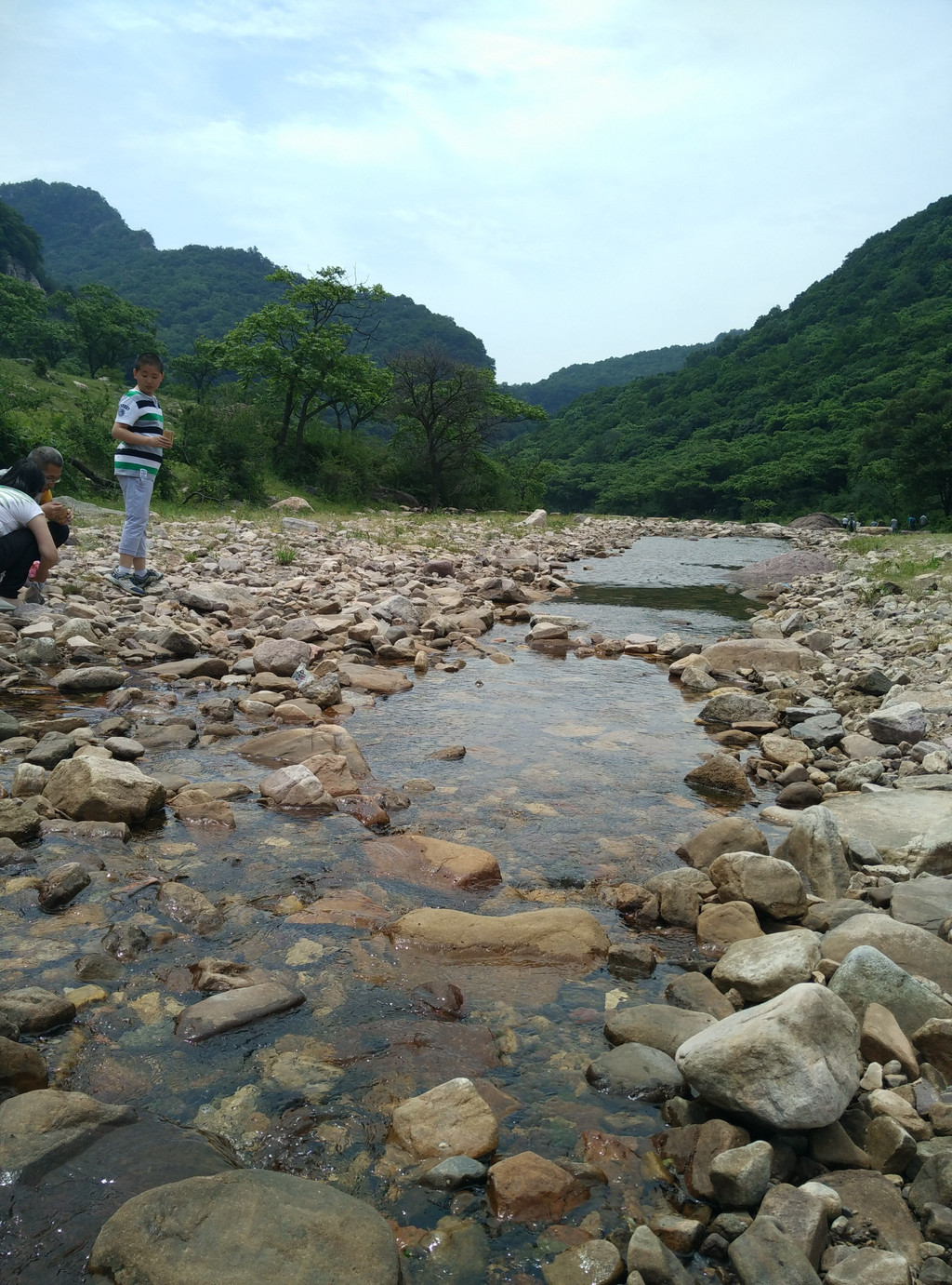              女英峡河滩里摸石头