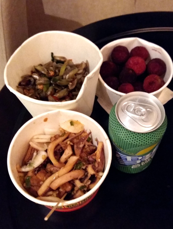 夜宵凑齐,杨梅是买芒果送到,饮料是宾馆免费的