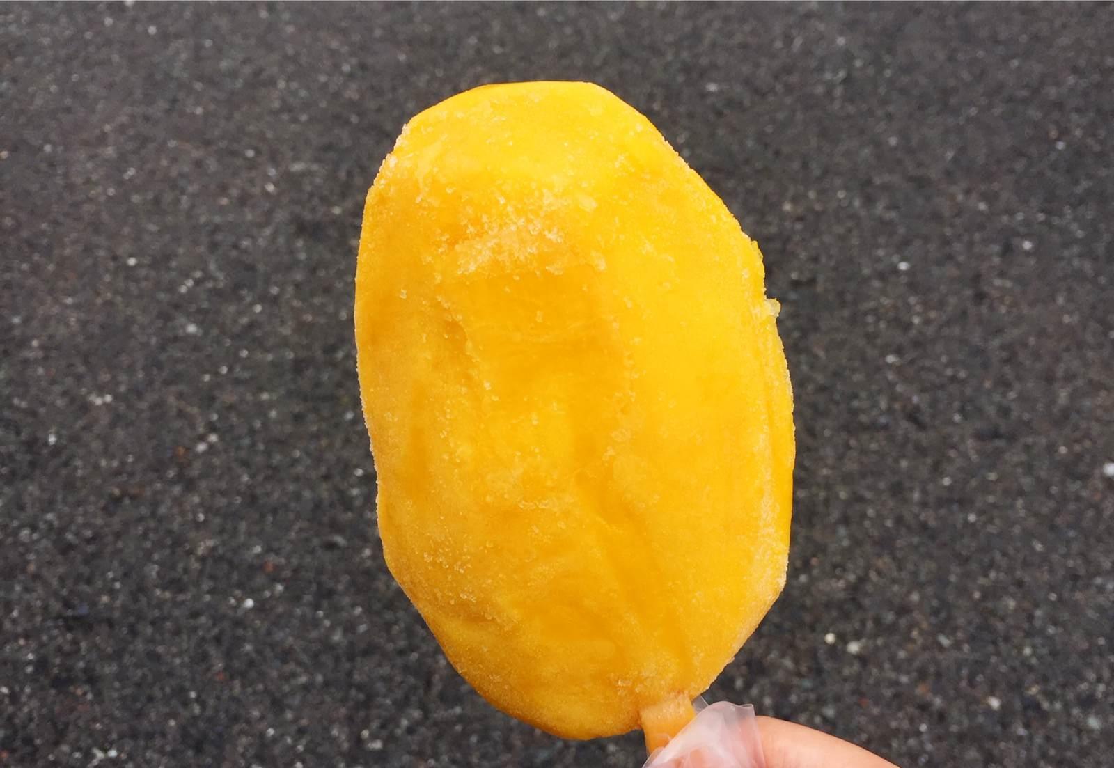路边冰柜摊上买了一个冰冻芒果,超大的果肉! 日本环球影城