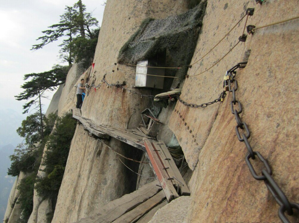 西岳华山,海拔2200m,山势陡峭,奇峰突兀,以"峻限奇绝"名冠天下.