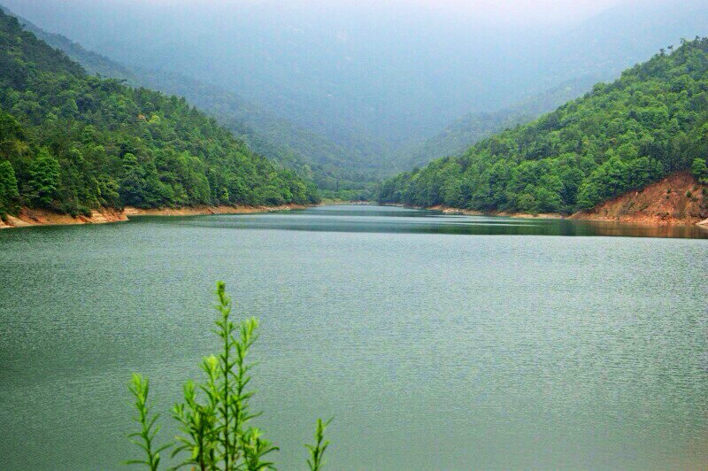 水库长约300米,宽约200米通天蜡烛山从山顶隐隐望下犹如仙池.