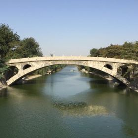 赵州桥犹在,旁边当代人做的立春塑像,早已瓷砖剥落,看里面的建筑做工