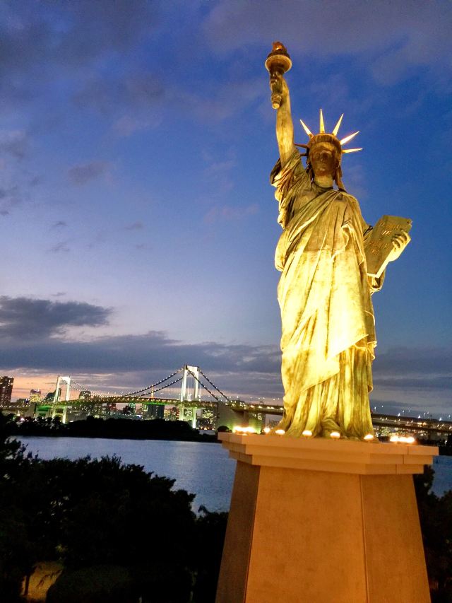 夜幕中的自由女神像