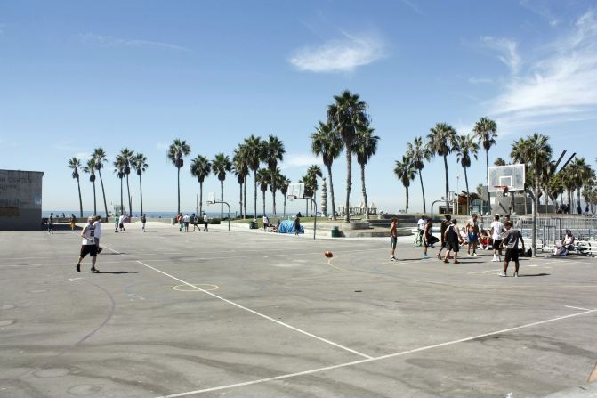 海滩(venice  beach)的魅力还不止于此呢,上图看似平凡的户外篮球场