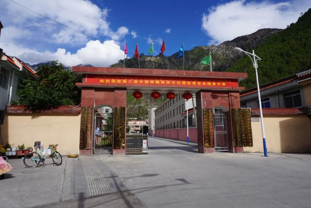 从然乌下察隅的公路还不错,司机开价是150元.大概四个多小时就到了.
