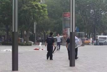 北京三里屯发生砍人事件致一女死亡 疑因两小贩抢占地盘