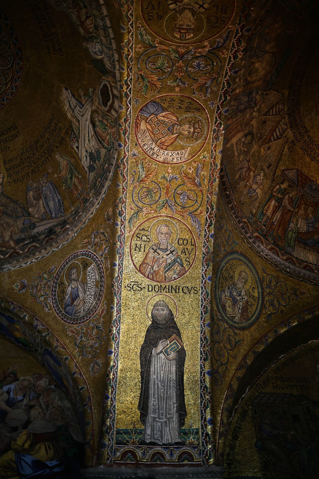 marin跟我说圣马可教堂之所以独特,是因为欧洲大部分教堂的壁画都是
