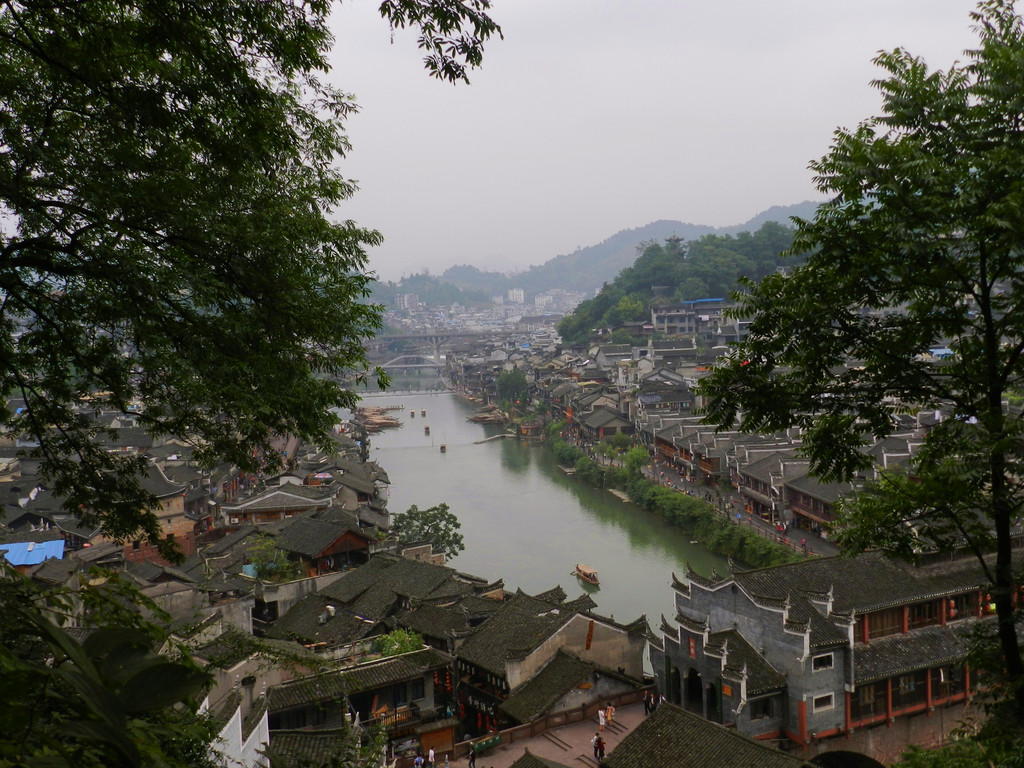张家界,凤凰,德夯苗寨,乾州古城,洪江古商城一飞一高铁九日游