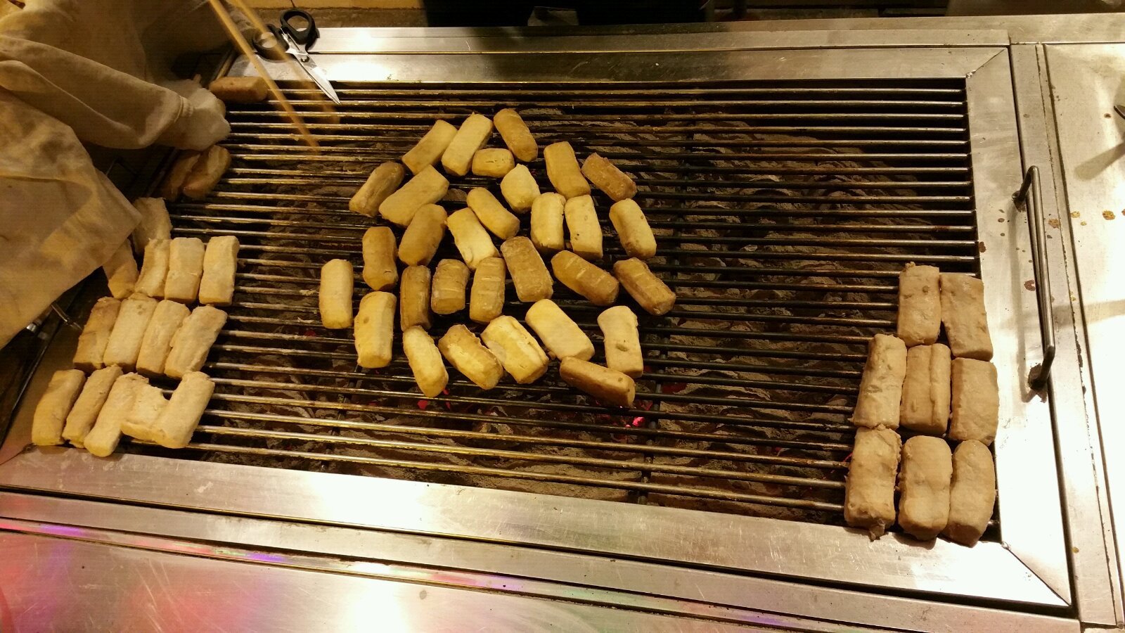 离开阳光明媚的版纳,连夜赶到玉溪市,入住的酒店离好吃街一街相隔