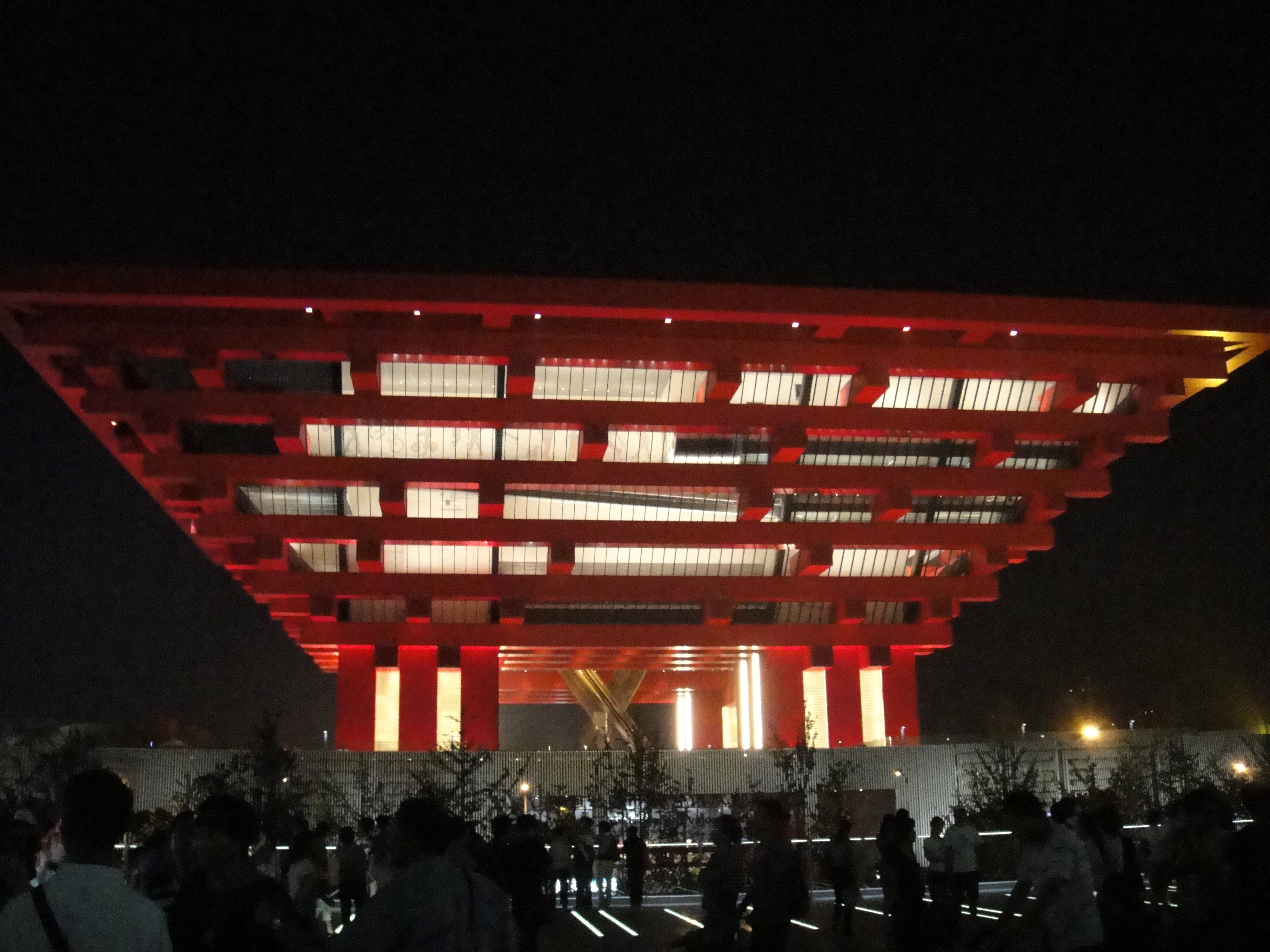 大红外观,斗拱造型—上海世博会中国国家馆,是五千年中华文明奉献给