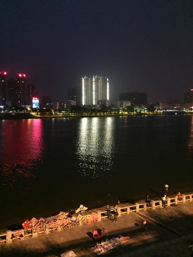 衡阳湘江边上的夜景,风特别大,很舒适的感觉 .