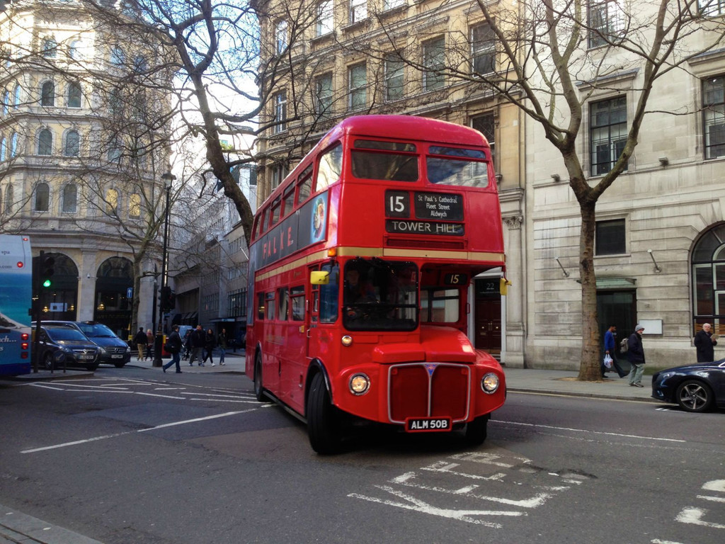 英国.周末伦敦街头的双层巴士