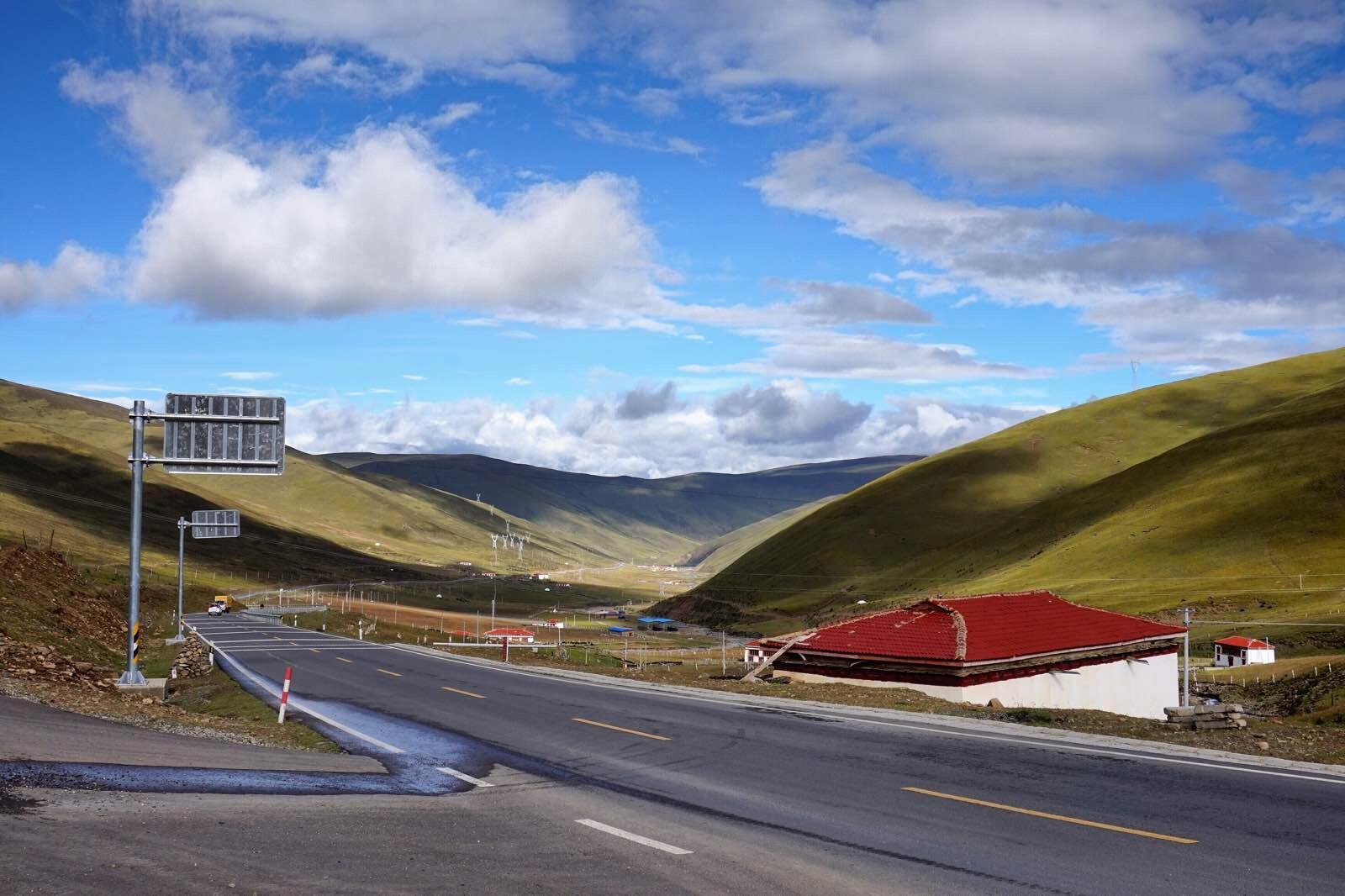 这样的路景,让人不得不赞叹318是最美的国道 理塘卡子拉山